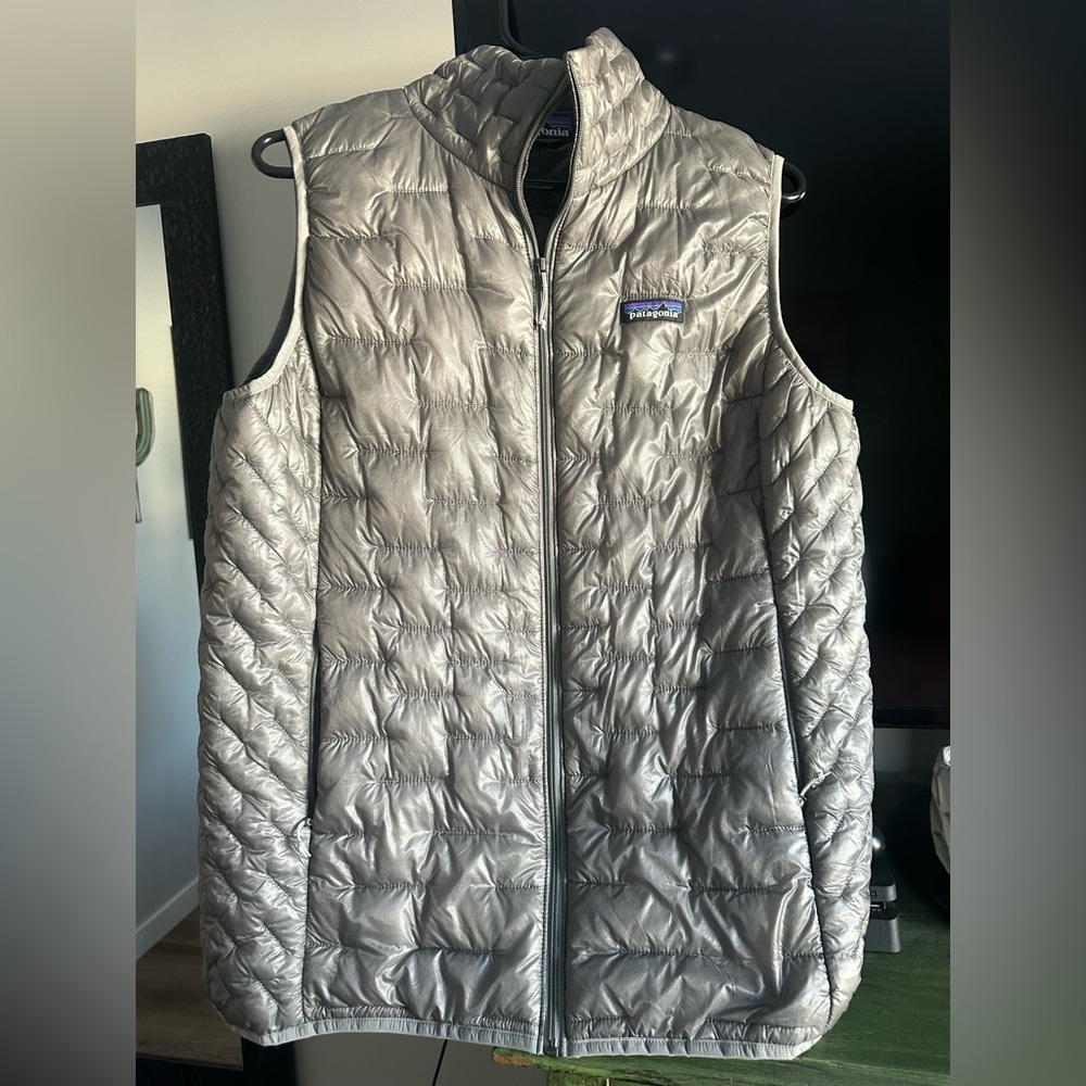 Like new. Women’s Patagonia Micro Puffer Vest. Grey in color.